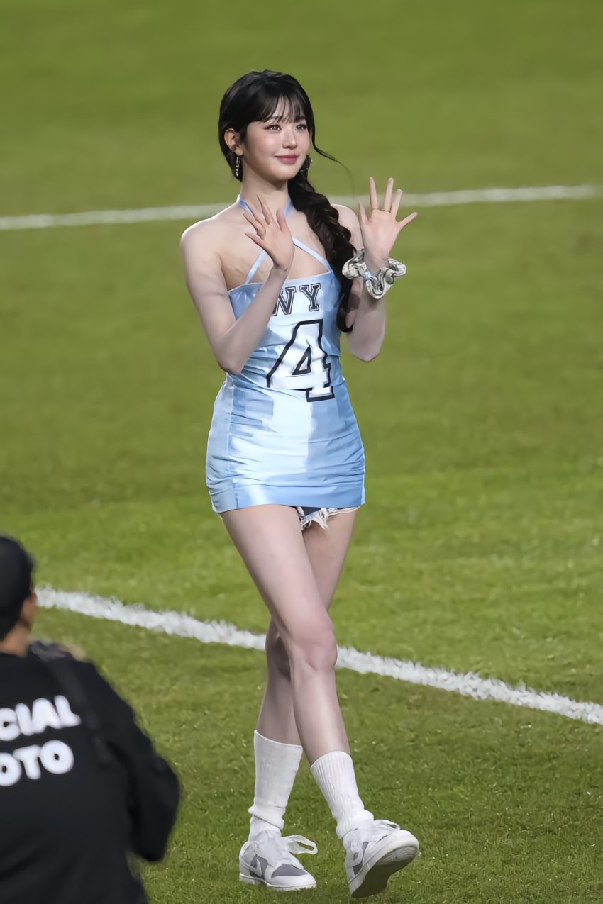 Jang Wonyoung hóa 'nữ thần' sân cỏ